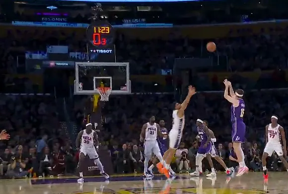 里夫斯末节一个人打出8-0反超76人，湖人全场球迷高喊MVP