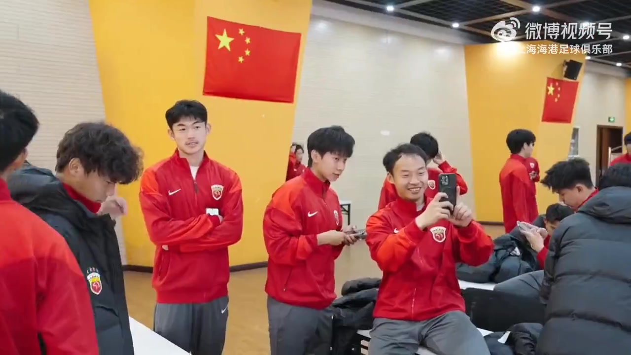 od体育-海港B队迎来了新赛季定妆照拍摄，快来听听球员和教练都说了什么